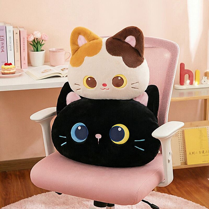 Schattig en schattig drie-kleur kat en zwarte kat kussen en knuffel